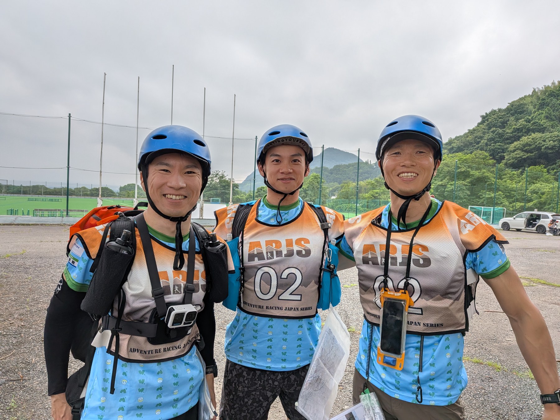 ARJS みなかみ。ヘルメットと地図ケースを身につけ、スタート前に並ぶ3人