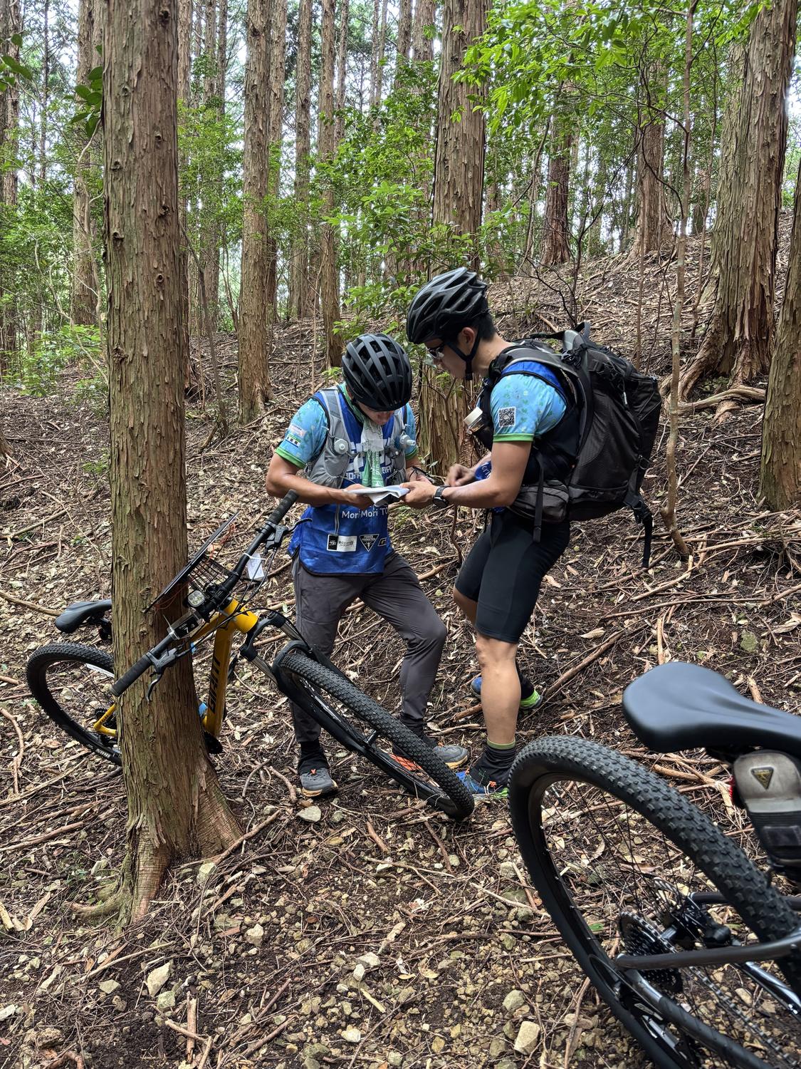 四万十アドベンチャーレース。杉林でバイクを止め、2人で地図を確かめるメンバー