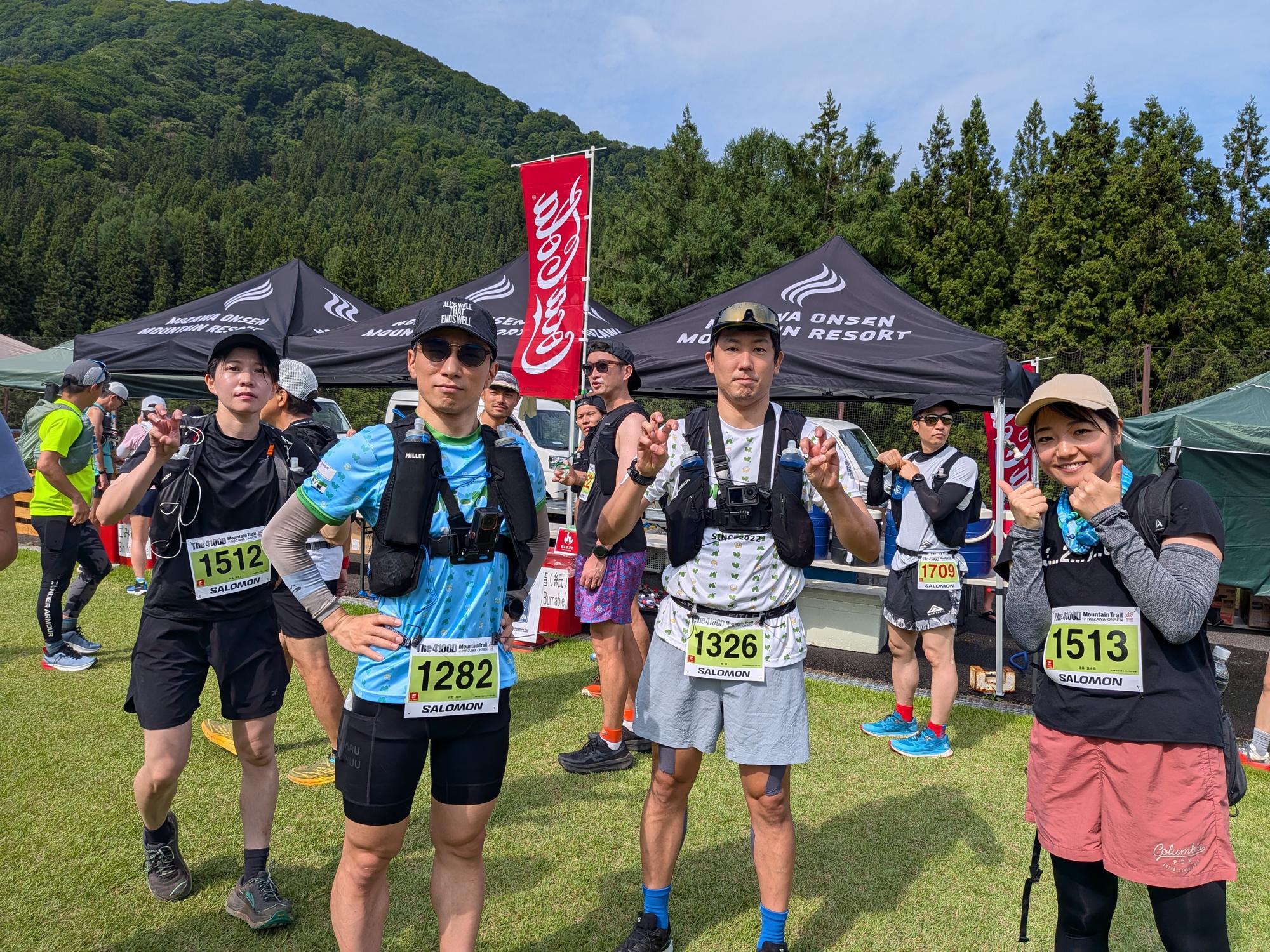 The 4100D マウンテントレイル in 野沢温泉。スタート前の会場で、ゼッケンを付けて並ぶ4人のメンバー