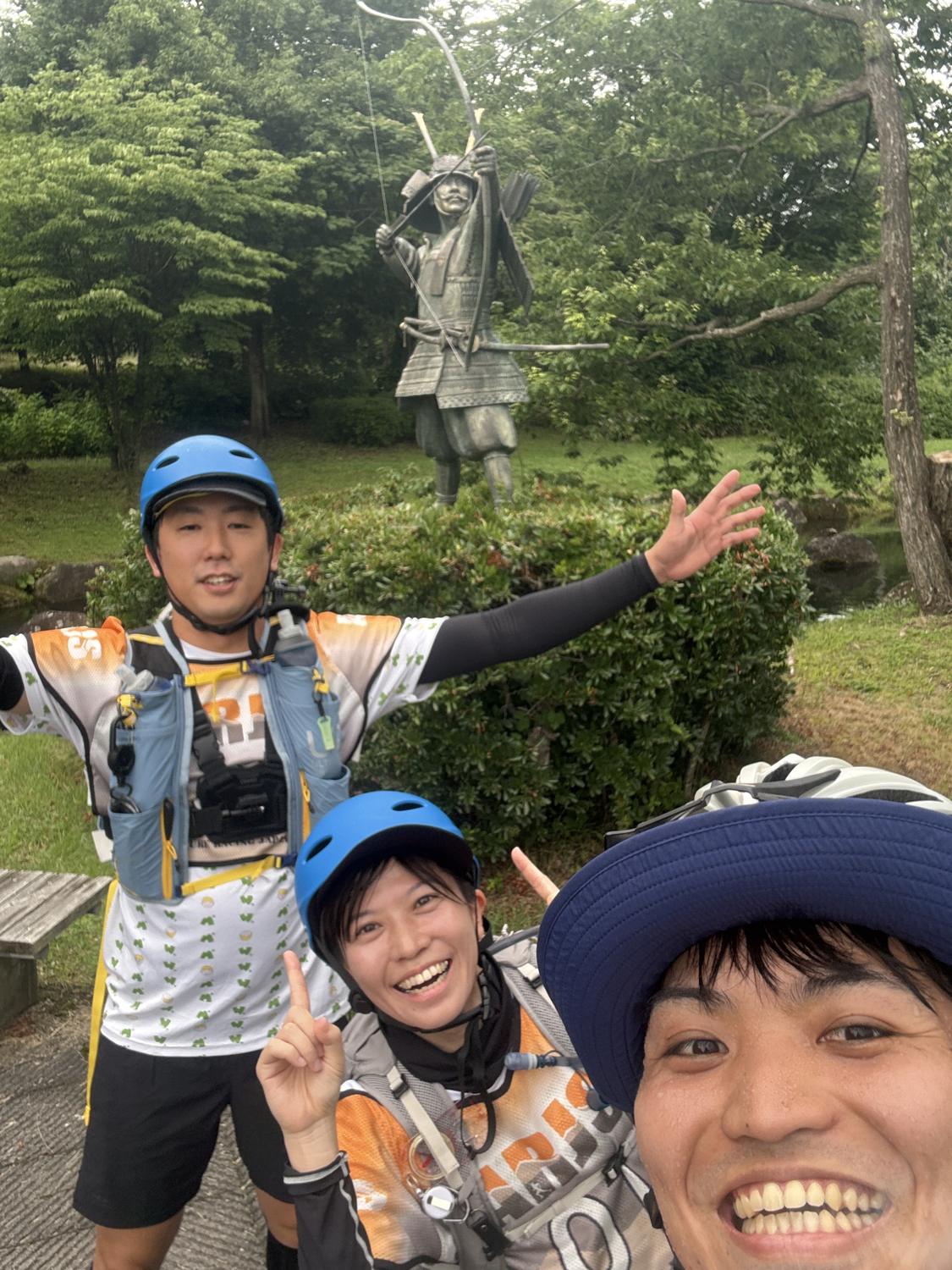 ARJS みなかみ。ヘルメット姿でチェックポイントに着き、笑顔で写る3人のメンバー